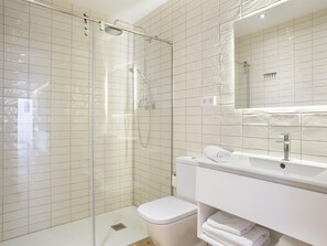 Een haardroger, handdoeken