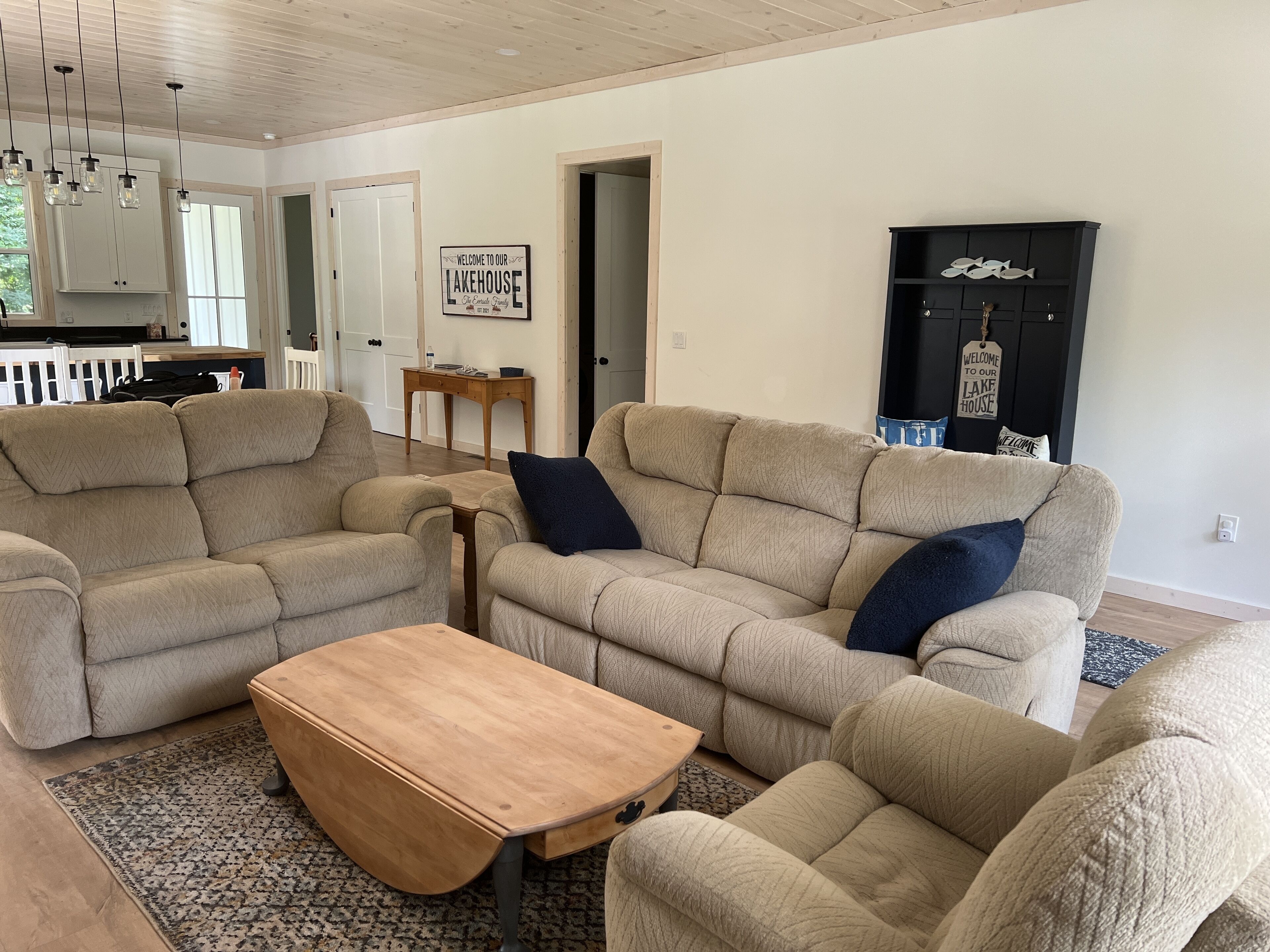 TV connectée, baby-foot, livres