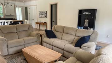 TV connectée, baby-foot, livres