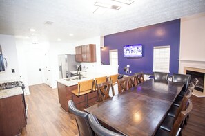 Dining - Modern Gathering House - Fire Pit - Ice Coffee - Near Atlanta - Sleeps 8 (Covington)