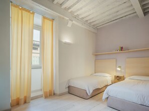 2 chambres, fer et planche à repasser, lit de bébé portatif