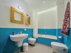 Badekar, hårtørrer, bidet