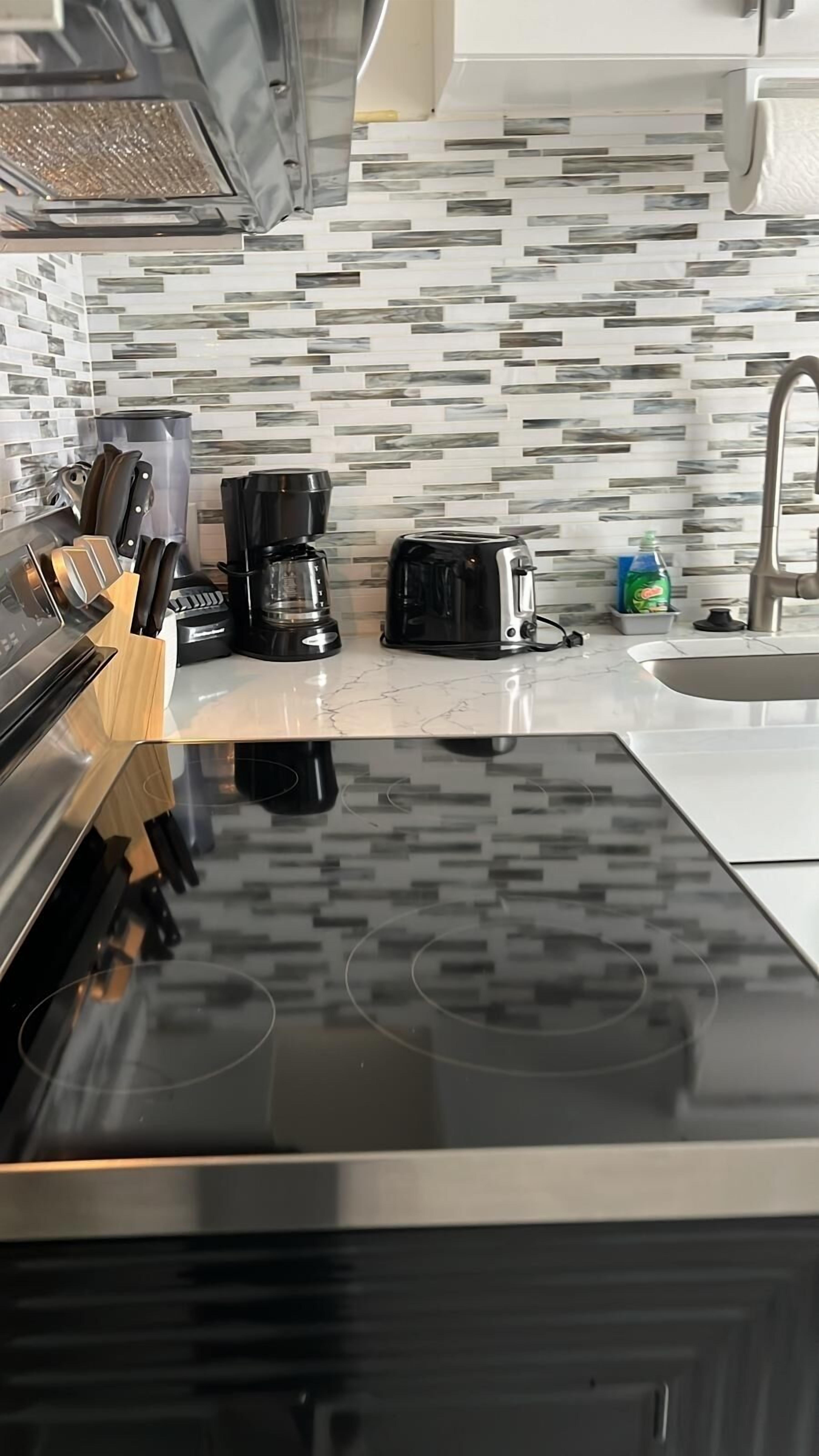 Geladeira, micro-ondas, fogão, cooktop