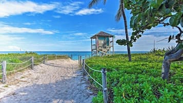 Perto da praia, espreguiçadeiras, toalhas de praia