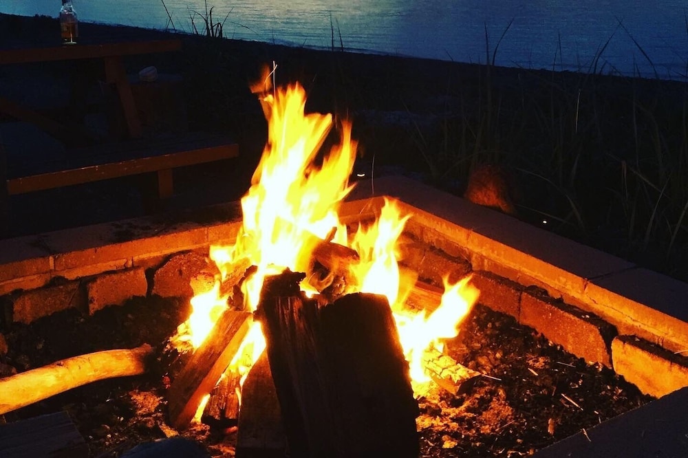 Cozy Canadian cabin overlooking the ocean! 1 min to the beach