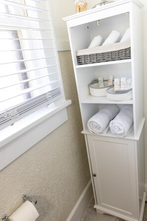 Interior - Fully stocked Suite Dwntown Cuy falls! near cvnp and blossom. Sleeps 4 (Cuyahoga Falls)