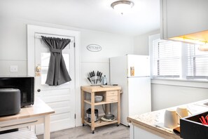 Interior - Fully stocked Suite Dwntown Cuy falls! near cvnp and blossom. Sleeps 4 (Cuyahoga Falls)