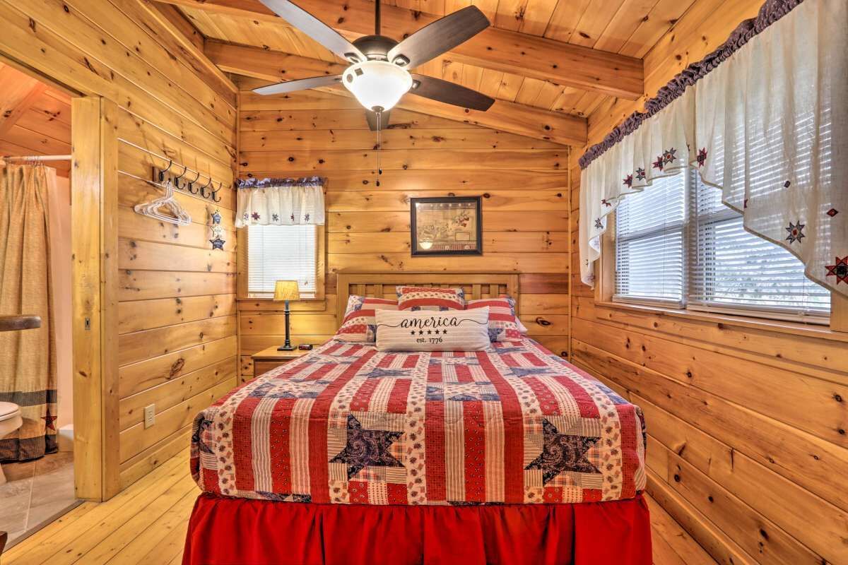 Cozy `American Dream` Cabin w/ Hot Tub, Loft & BBQ!!!