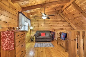 Smart TV, fireplace - Cozy `American Dream` Cabin w/ Hot Tub, Loft & BBQ!!! (Cosby)