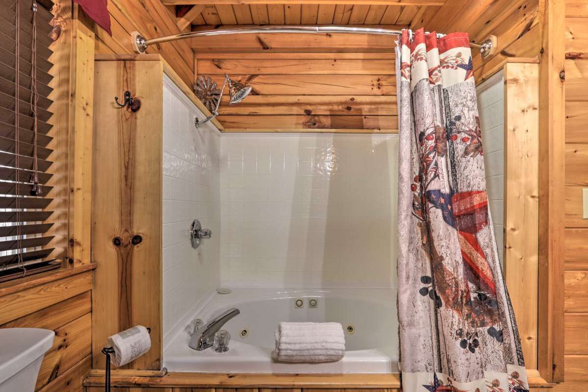 Cozy `American Dream` Cabin w/ Hot Tub, Loft & BBQ!!!