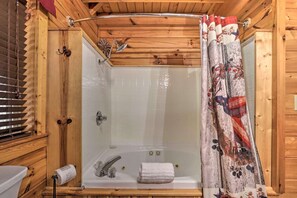 Een douche, een bubbelbad, een haardroger, handdoeken