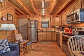 Fridge, microwave, oven, stovetop - Cozy `American Dream` Cabin w/ Hot Tub, Loft & BBQ!!! (Cosby)