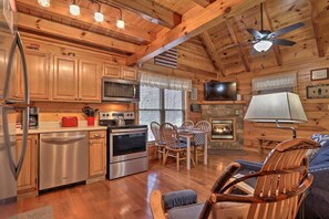 Smart TV, fireplace - Cozy `American Dream` Cabin w/ Hot Tub, Loft & BBQ!!! (Cosby)