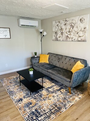 Smart TV, computer monitors - Secret Hideaway (Rossville)