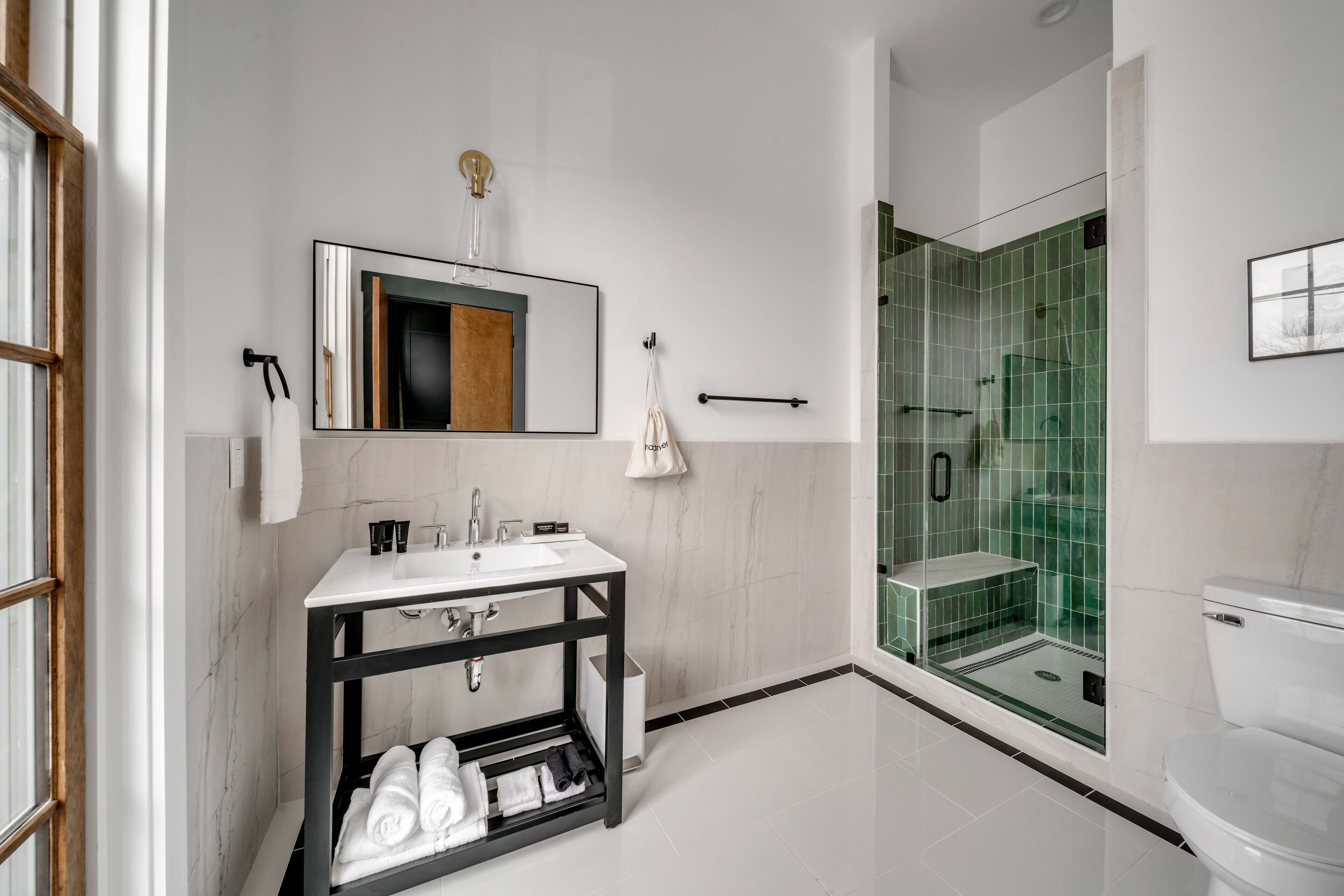 奢华客房 | 浴室 | 淋浴设施、大花洒淋浴喷头、免费洗浴用品、吹风机