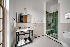 奢华客房 | 浴室 | 淋浴设施、大花洒淋浴喷头、免费洗浴用品、吹风机