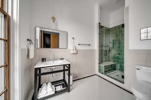 Luxury Room | Bathroom | Shower, rainfall showerhead, free toiletries, hair dryer - The Emerald Boutique Stays (Beaufort)