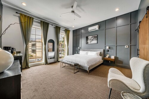 The Emerald Boutique Stays