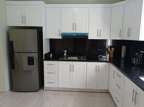 Refrigerador, microondas, parrilla de estufa y cafetera y tetera 