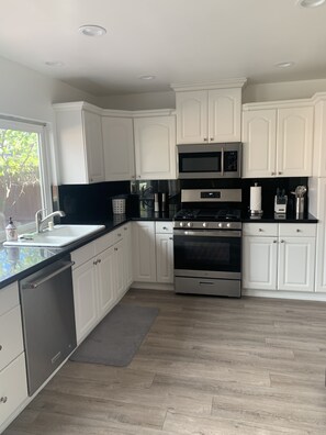 Réfrigérateur, four à micro-ondes, un four, surface de cuisson