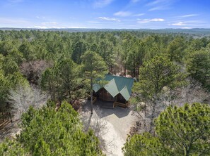 Exterior - 5 Bedroom Family Cabin-Central location, HotTub, PoolTable, Firepit & Playground (Broken Bow)