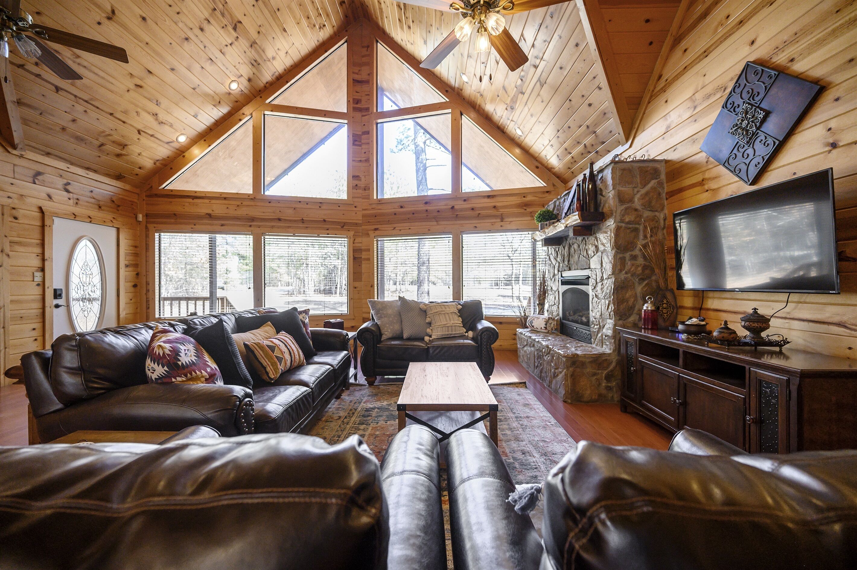 5 Bedroom Family Cabin-Central location, HotTub, PoolTable, Firepit & Playground