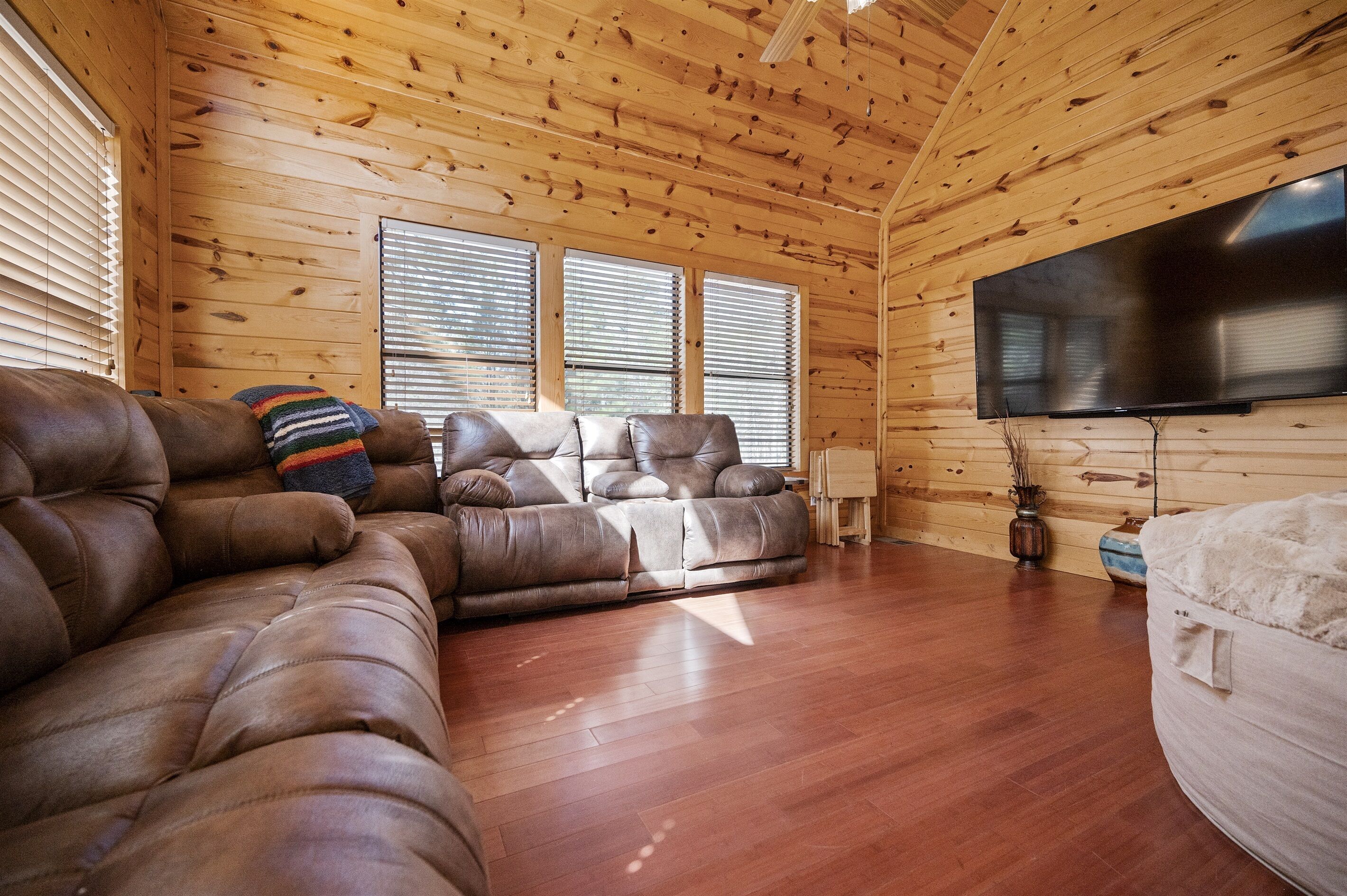 5 Bedroom Family Cabin-Central location, HotTub, PoolTable, Firepit & Playground
