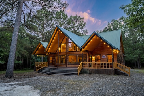 5 Bedroom Family Cabin-Central location, HotTub, PoolTable, Firepit & Playground