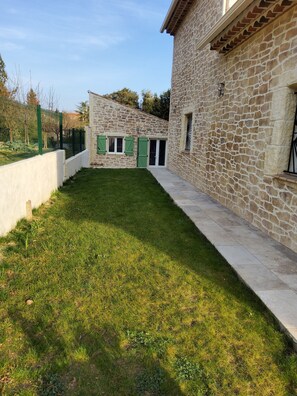 Property grounds - Studio spa jacuzzi private pool access villa in lorgues-83 (Lorgues)
