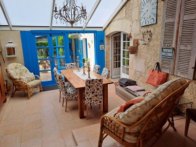 Charentais country house with swimming pool in the heart of the vineyards