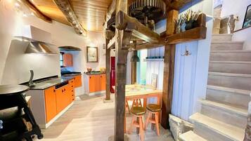 Fridge, oven, coffee/tea maker, toaster