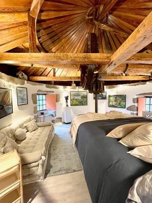 1 soverom, skrivebord, strykejern/-brett og reiseseng for barn