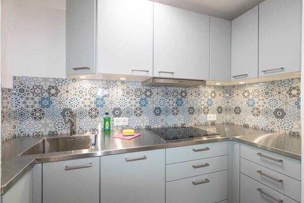 Kühlschrank, Mikrowelle, Ofen, Geschirrspüler