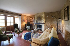 TV, fireplace, ping pong, books