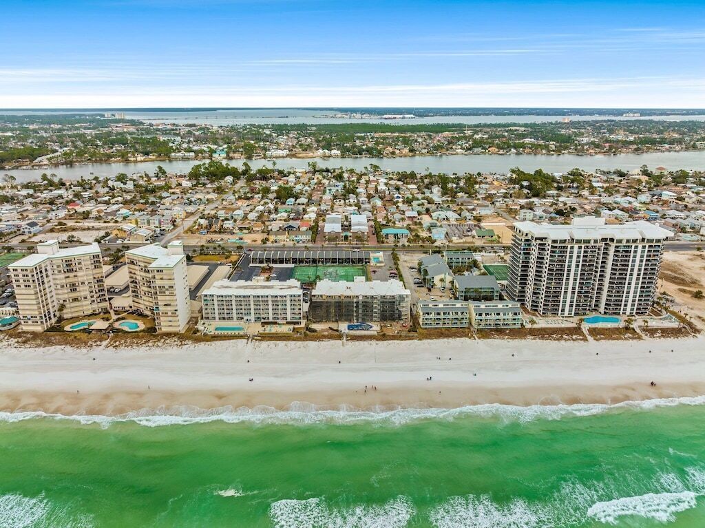 بالقرب من الشاطئ