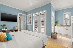 4 bedrooms, desk, iron/ironing board, travel cot - Modern Beach Home • 4 Min Walk to Beach • Pool&BBQ (Panama City Beach)