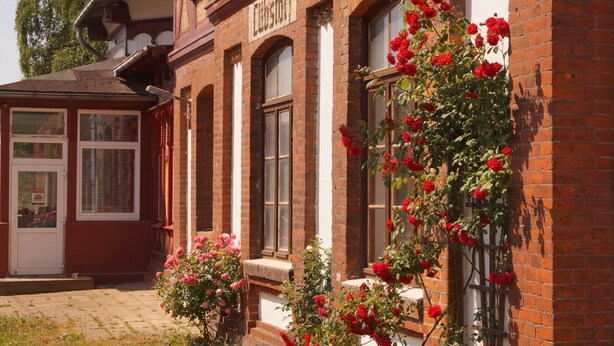 A brick building with a row of windows and a door. - Historical ambience in the old Fürstenbahnhof Lübstorf (Lübstorf)