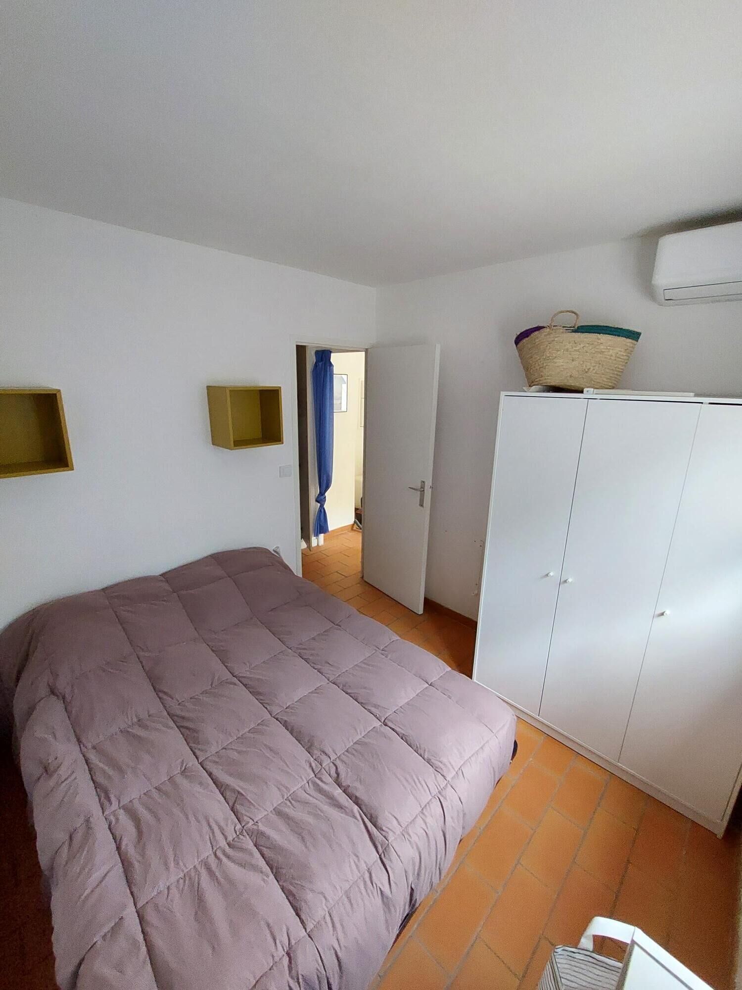 To spend a good holiday 5 minutes from the sea, swimming pool, terrace, hiking.