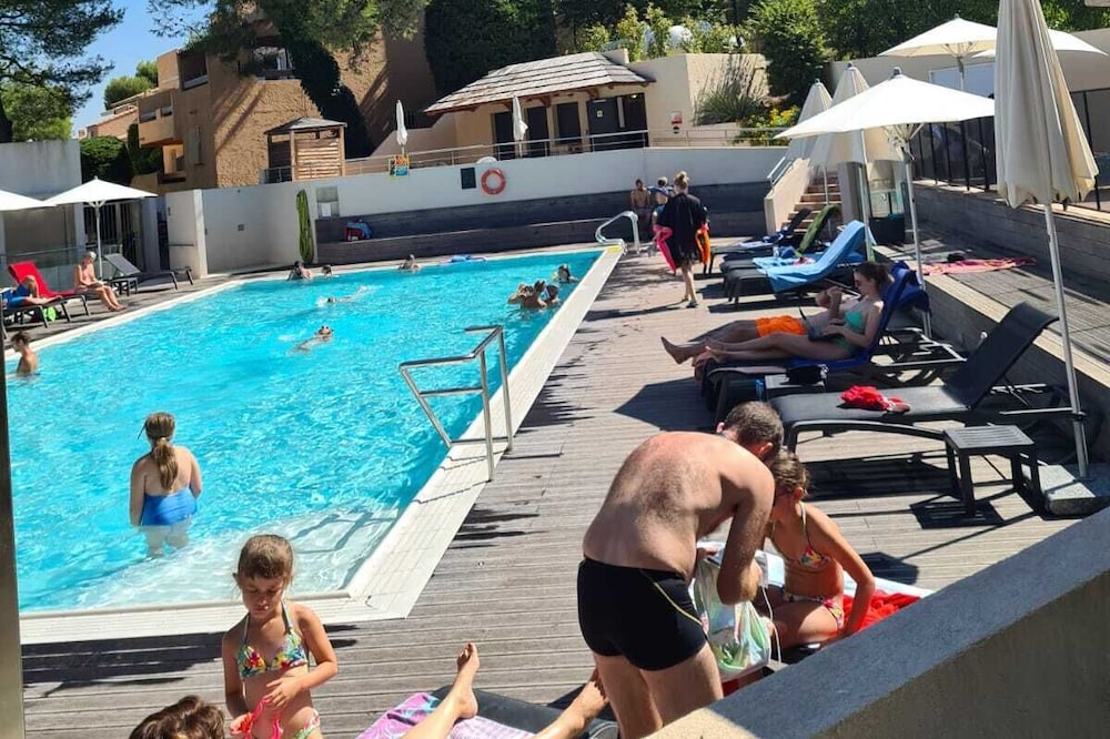 To spend a good holiday 5 minutes from the sea, swimming pool, terrace, hiking.