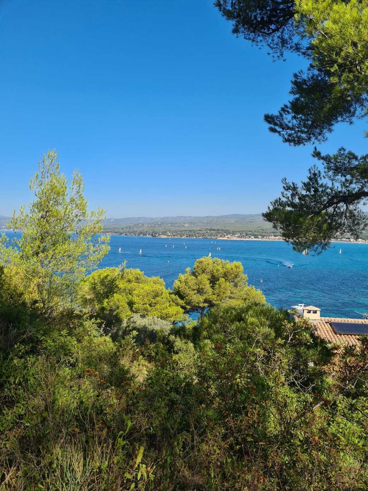 To spend a good holiday 5 minutes from the sea, swimming pool, terrace, hiking.