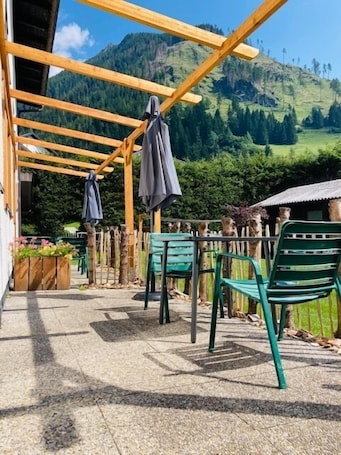 屋外ダイニングエリア. Chalet style apartment | mountain view and modern furnishings | private terraces