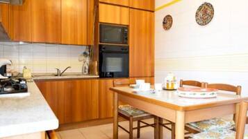 Kühlschrank, Mikrowelle, Ofen, Wasserkocher mit Kaffee-/Teezubehör