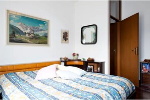 1 bedroom, desk, free WiFi, bed sheets