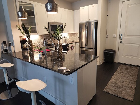 Fridge, microwave, oven, stovetop - THE LIGHT HOUSE-Downtown Dallas! 1 bedroom w/ LED. (Dallas)