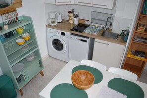 Kühlschrank, Mikrowelle, Ofen, Geschirrspüler