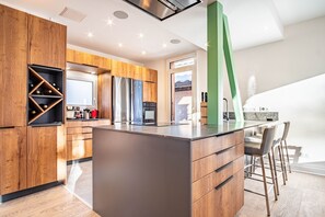 冰箱、微波炉、烤箱、炉灶