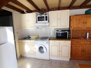 Fridge, microwave, oven, stovetop - Mezzanine house near beach, Dolus-d'Oléron, sleeps 4 (Dolus-d'Oléron)