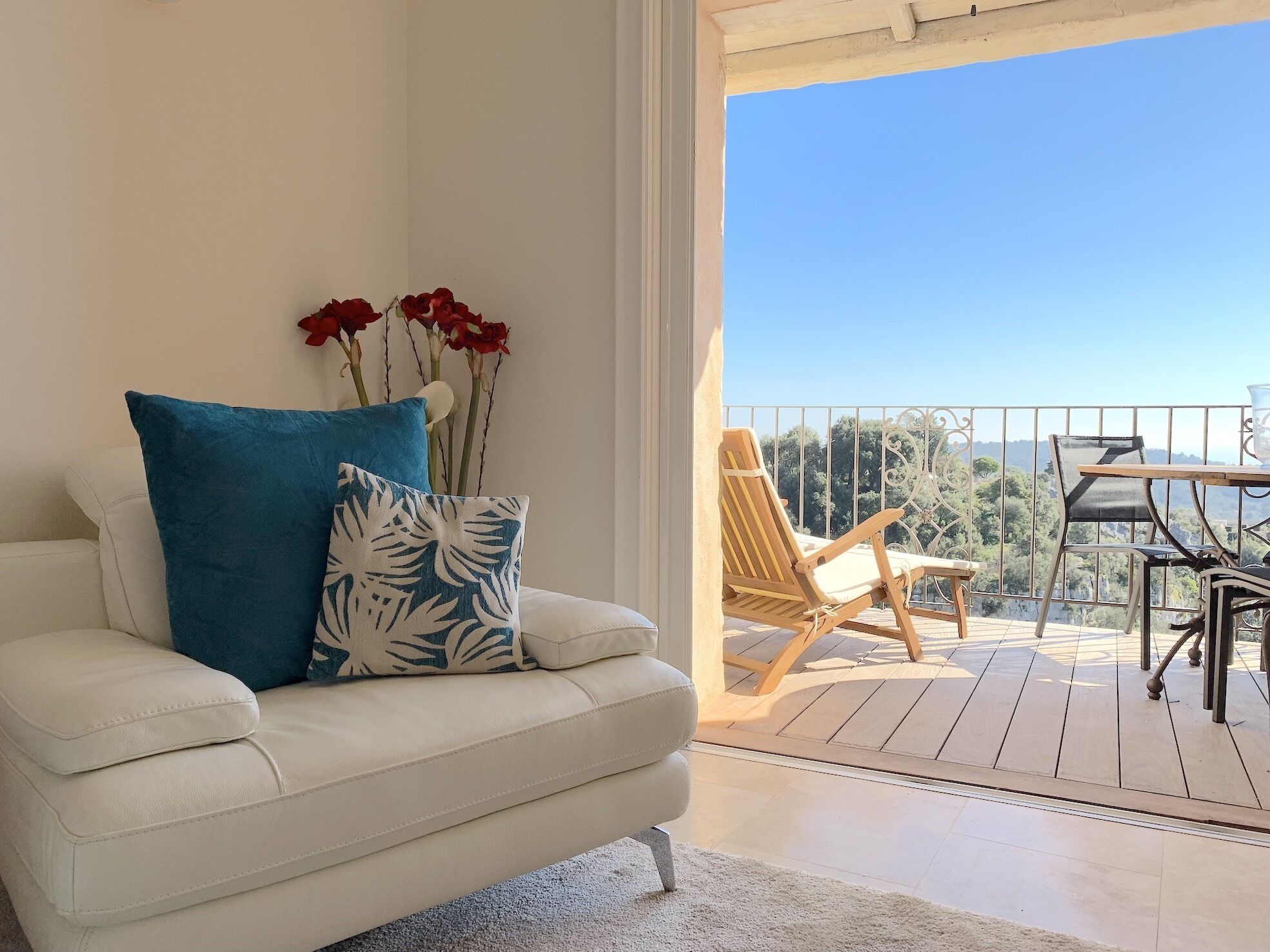 Smart-tv, een dvd-speler, boeken en een stereo