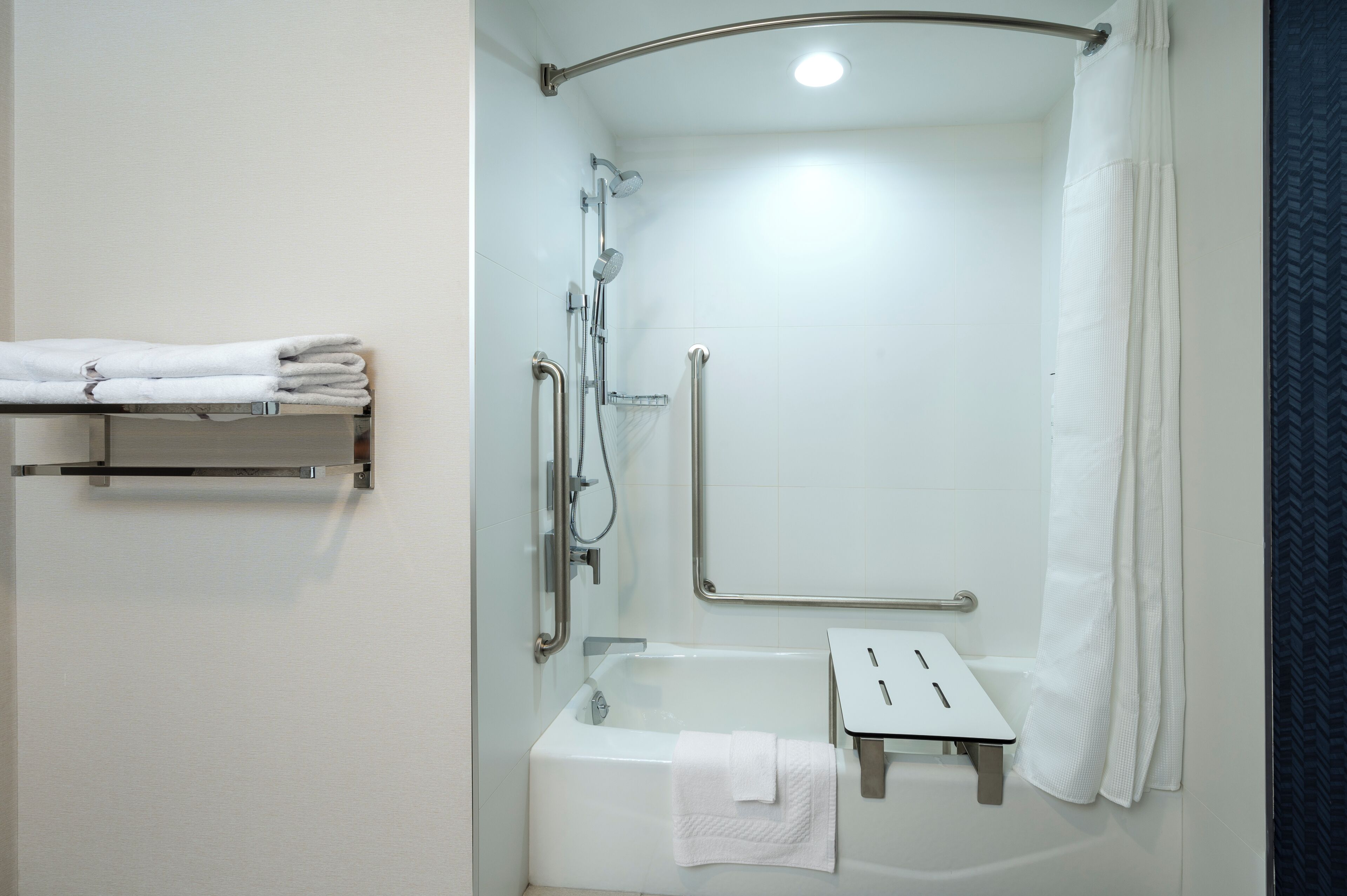 Kostenlose Toilettenartikel, Haartrockner, Handtücher, Seife
