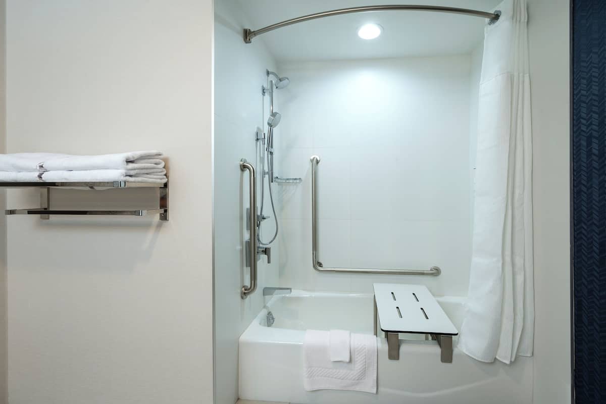 Đồ dùng nhà tắm miễn phí, máy sấy tóc, khăn tắm, xà phòng